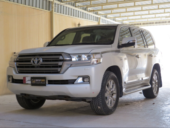 Toyota Land Cruiser VXR 2016 Automatic 196,000 Km 8 Cylinder Four Wheel Drive (4WD) SUV White