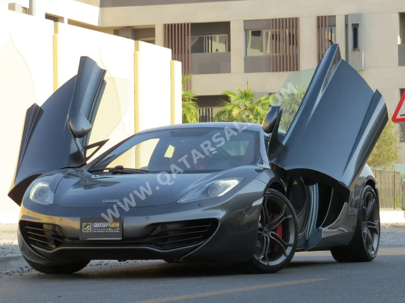 ماكلارين ام بي 4 2013 اوتوماتيك 49,000 كم 8 سلندر دفع رباعي كوبيه \ سبورت رمادي