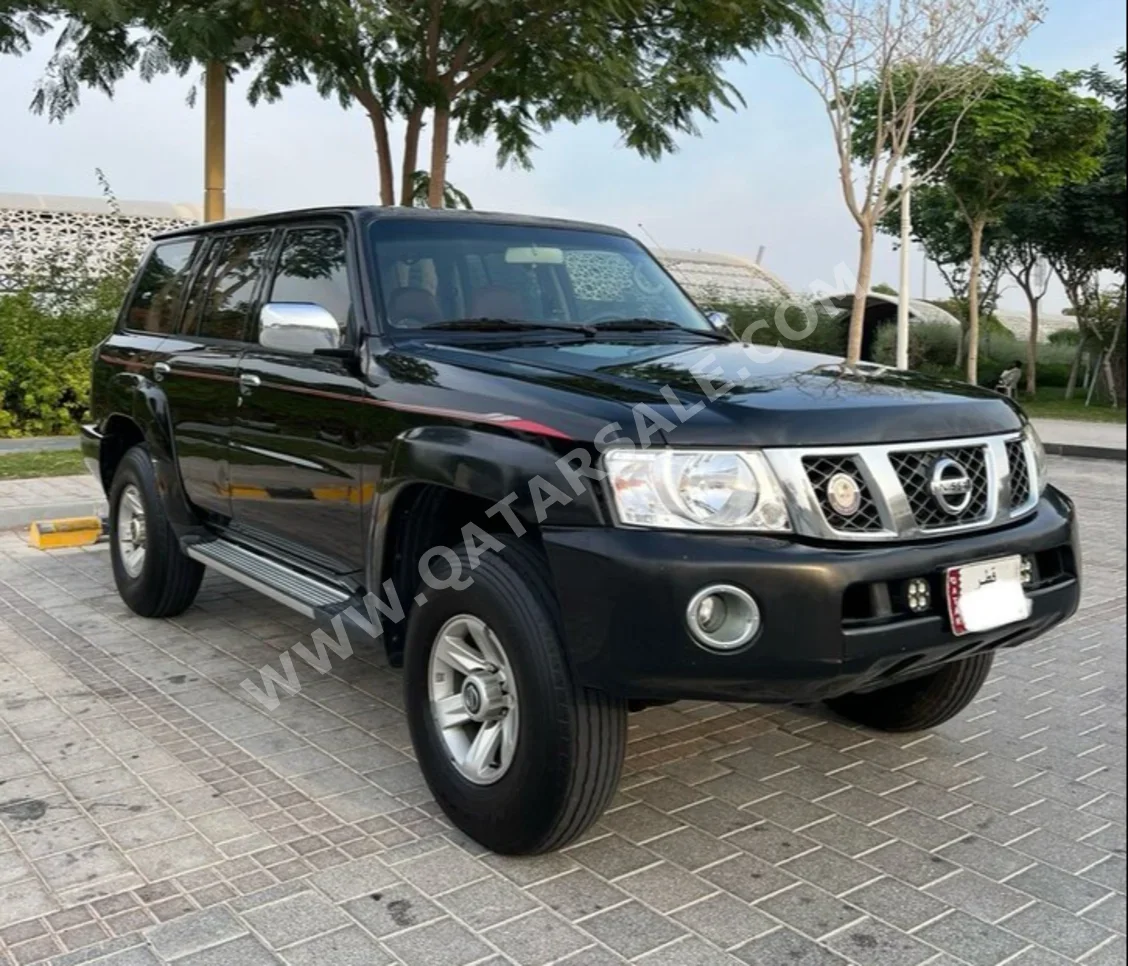 نيسان باترول سفاري 2016 اوتوماتيك 198,000 كم 6 سلندر دفع رباعي اس يو في أسود