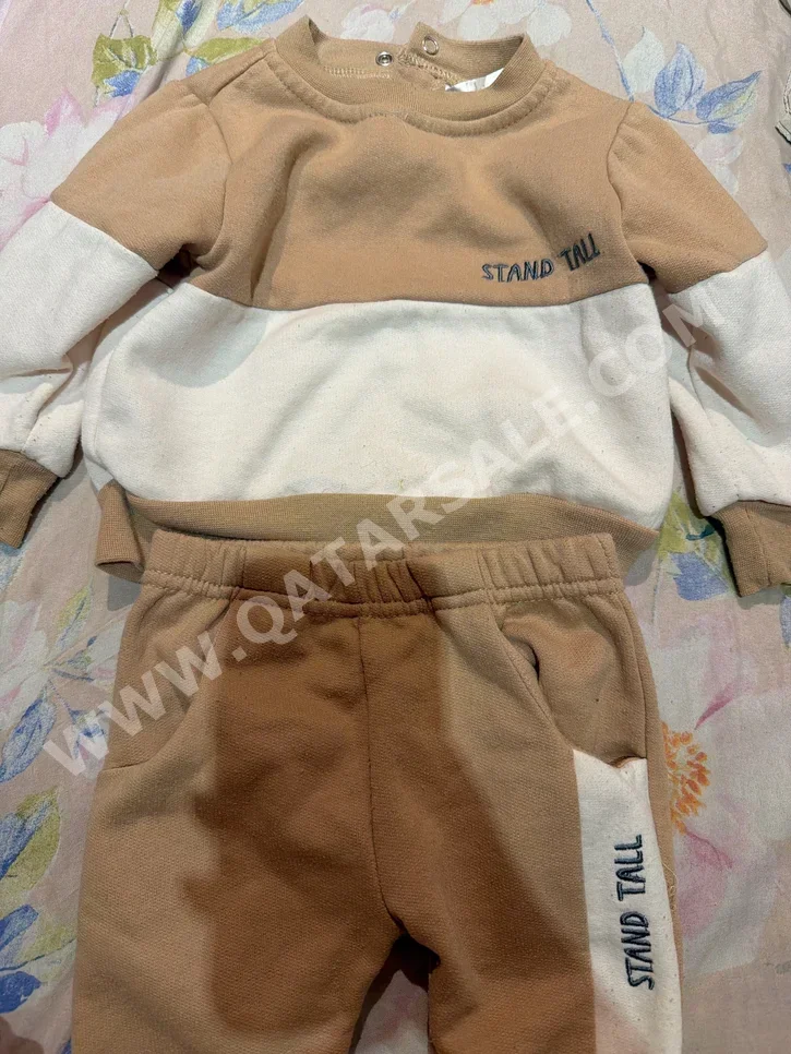 ملابس أطفال قمصان و تي شيرتات  صوف  اللون البيج \  سمول \  6-7 سنوات  ولادي