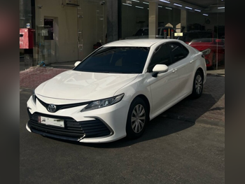 تويوتا  كامري  أل اي  2023  اوتوماتيك  84,000 كم  4 سلندر  سحب امامي  سيدان  أبيض  تحت الضمان