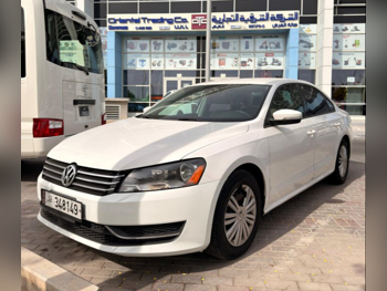 فوكس واغن باسات سي سي 2015 اوتوماتيك 164,000 كم 4 سلندر سحب امامي سيدان أبيض