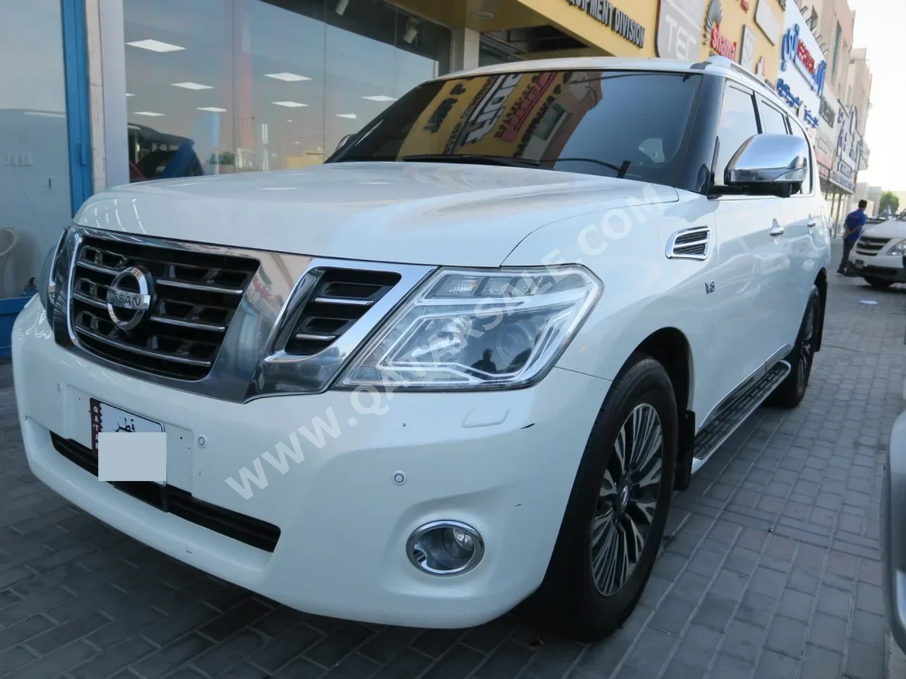 نيسان باترول بلاتنيوم 2014 اوتوماتيك 183,000 كم 8 سلندر دفع رباعي اس يو في أبيض