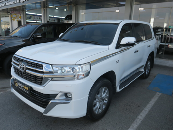 Toyota  Land Cruiser  VXR  2016  Automatic  361,000 Km  8 Cylinder  Four Wheel Drive (4WD)  SUV  White