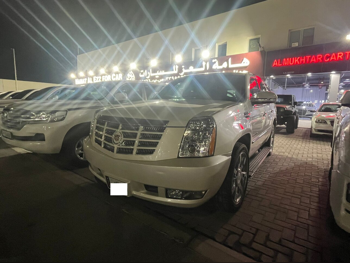 Cadillac  Escalade  2014  Automatic  180,000 Km  8 Cylinder  Four Wheel Drive (4WD)  SUV  White