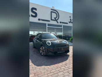 Mini  Cooper  S  2023  Automatic  12,000 Km  4 Cylinder  Front Wheel Drive (FWD)  Hatchback  Black  With Warranty