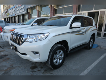 تويوتا  برادو  2018  اوتوماتيك  89,000 كم  4 سلندر  دفع رباعي  اس يو في  أبيض