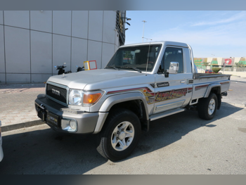 تويوتا  لاند كروزر  ال اكس  2022  عادي  72,000 كم  6 سلندر  دفع رباعي  بيكب  فضي  تحت الضمان