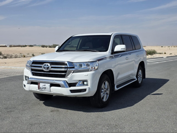تويوتا  لاند كروزر  جي اكس ار  2020  اوتوماتيك  197,000 كم  6 سلندر  دفع رباعي  اس يو في  أبيض