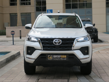 Toyota  Fortuner  2023  Automatic  21,000 Km  6 Cylinder  Four Wheel Drive (4WD)  SUV  White  With Warranty