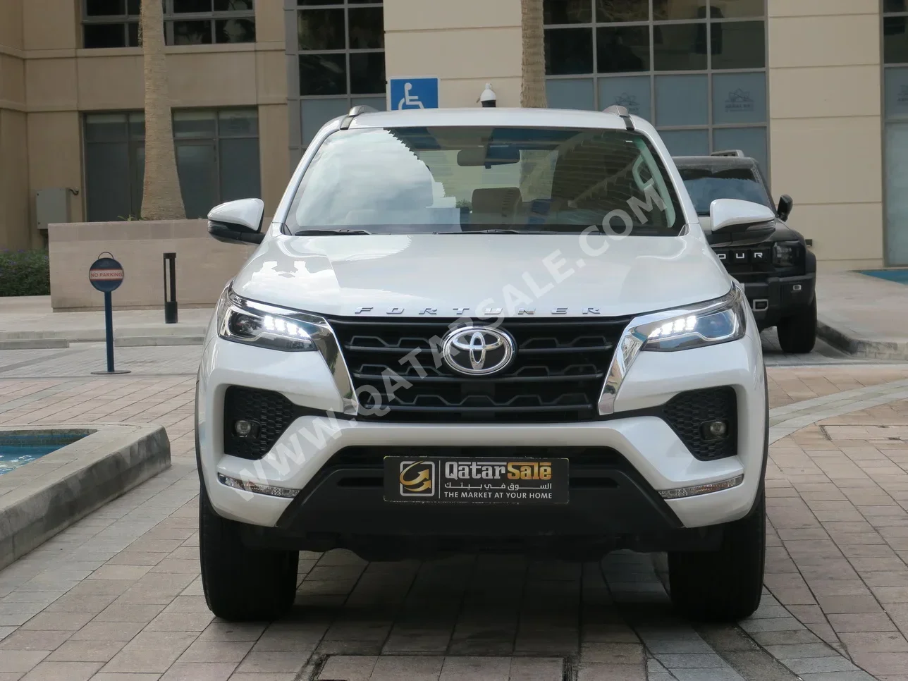 تويوتا فورشنر 2023 اوتوماتيك 21,000 كم 6 سلندر دفع رباعي اس يو في أبيض تحت الضمان