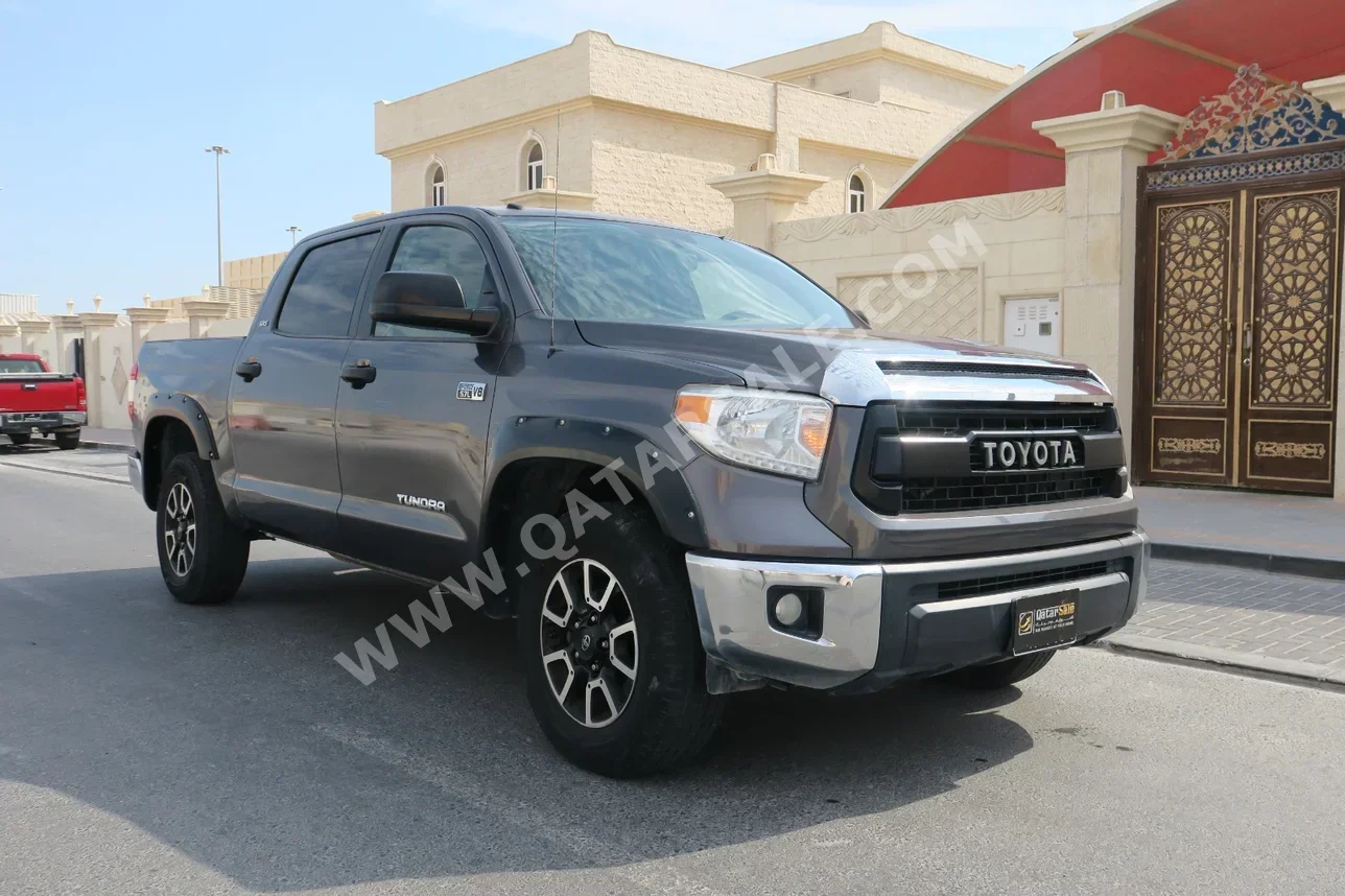 Toyota  Tundra  2015  Automatic  110,000 Km  8 Cylinder  Four Wheel Drive (4WD)  Pick Up  Gray