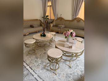 الأرائك والكنب والكراسي طقم كنب  - متعدد الألوان  - مع طاولة  وطاولات جانبية