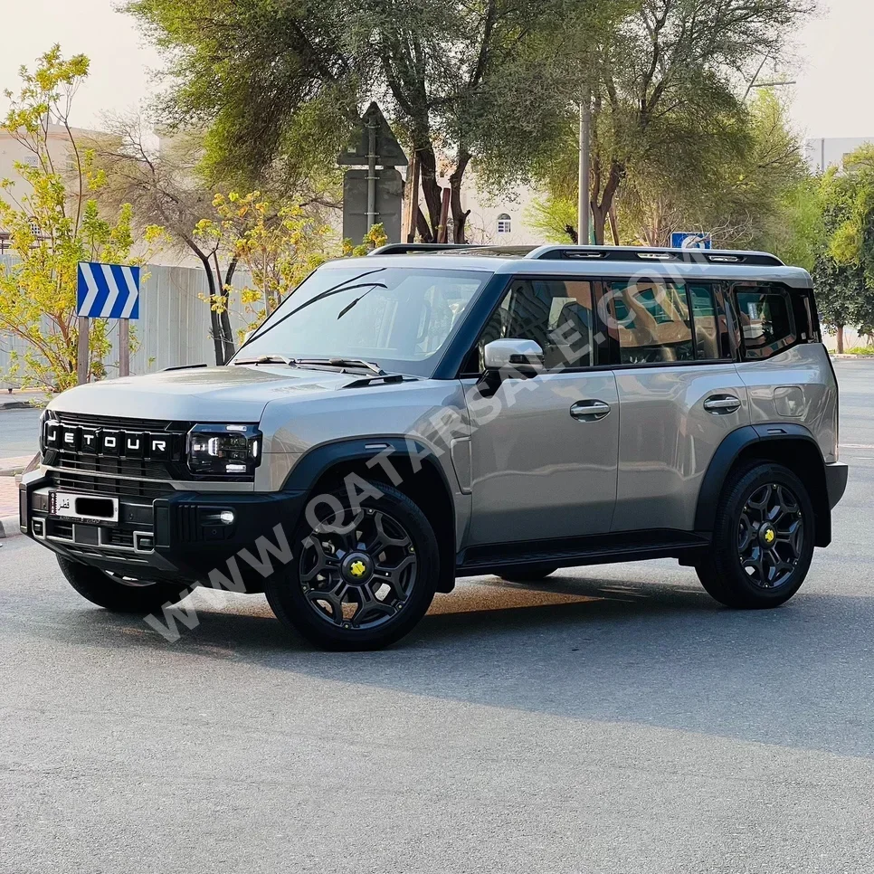 جيتور تي 2 لكجري 2025 اوتوماتيك 23,000 كم 4 سلندر سحب امامي اس يو في رمادي ميتالك تحت الضمان