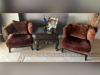 الأرائك والكنب والكراسي كرسيان بذراع واحد مع طاولة جانبية  - بني