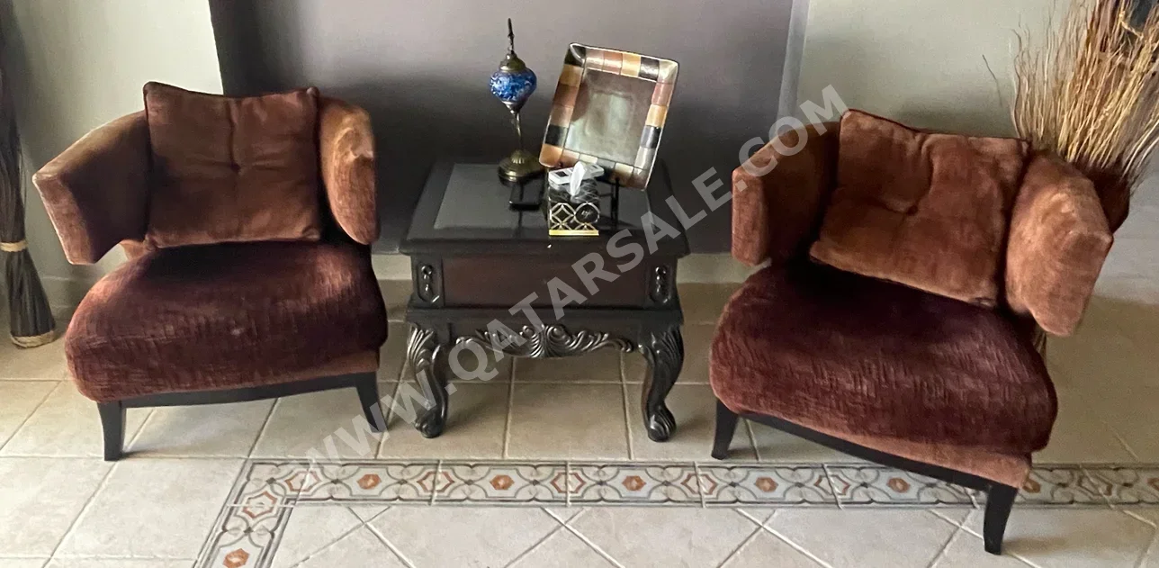 الأرائك والكنب والكراسي كرسيان بذراع واحد مع طاولة جانبية  - بني