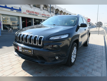 جييب  شيروكي  2017  اوتوماتيك  93,000 كم  6 سلندر  دفع رباعي  اس يو في  رمادي