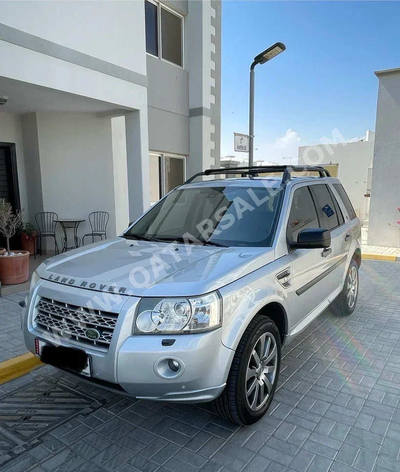 Land Rover  LR2  HSE  2010  Automatic  110,500 Km  6 Cylinder  Four Wheel Drive (4WD)  SUV  Silver