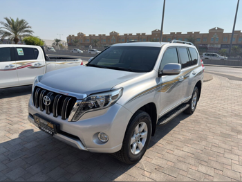 تويوتا  برادو  2016  اوتوماتيك  95,000 كم  6 سلندر  دفع رباعي  اس يو في  رمادي