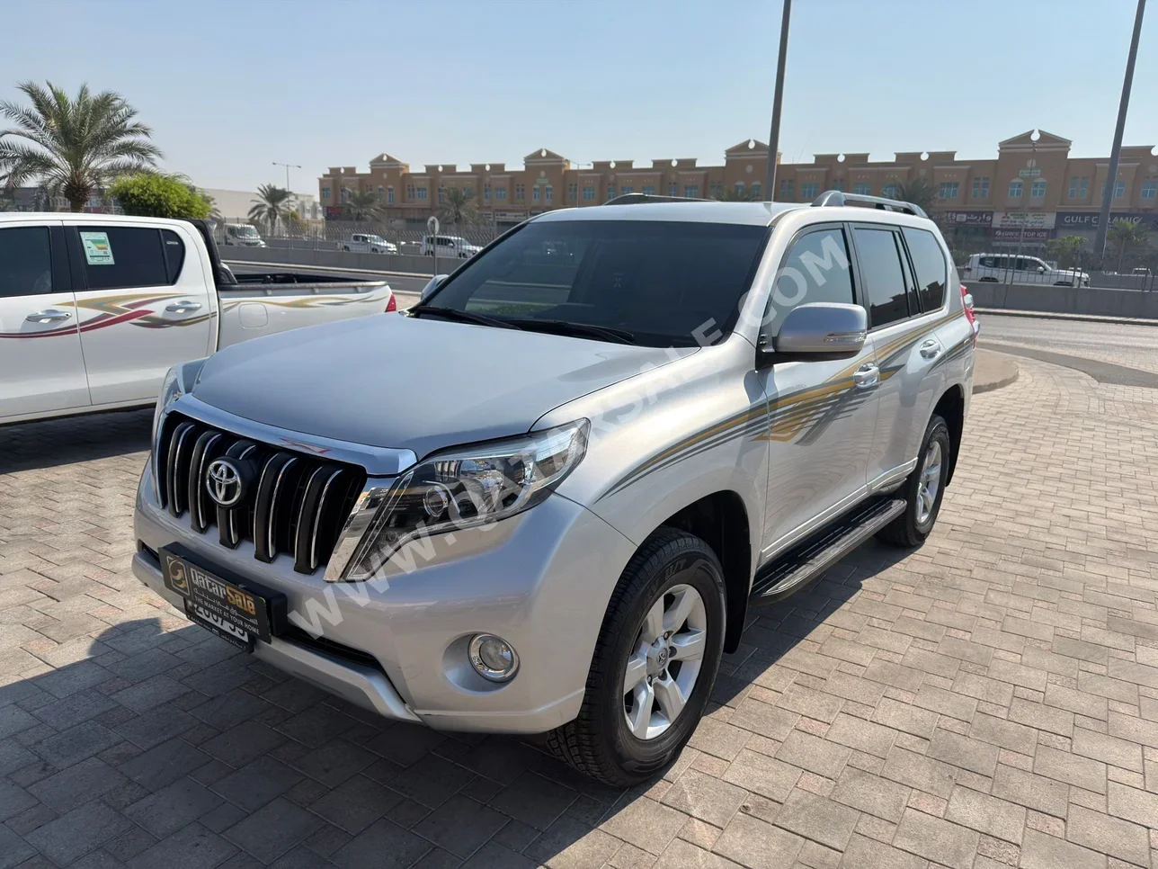 تويوتا  برادو  2016  اوتوماتيك  95,000 كم  6 سلندر  دفع رباعي  اس يو في  رمادي