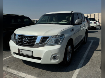 نيسان باترول ال اي 2013 اوتوماتيك 133,000 كم 8 سلندر دفع رباعي اس يو في أبيض