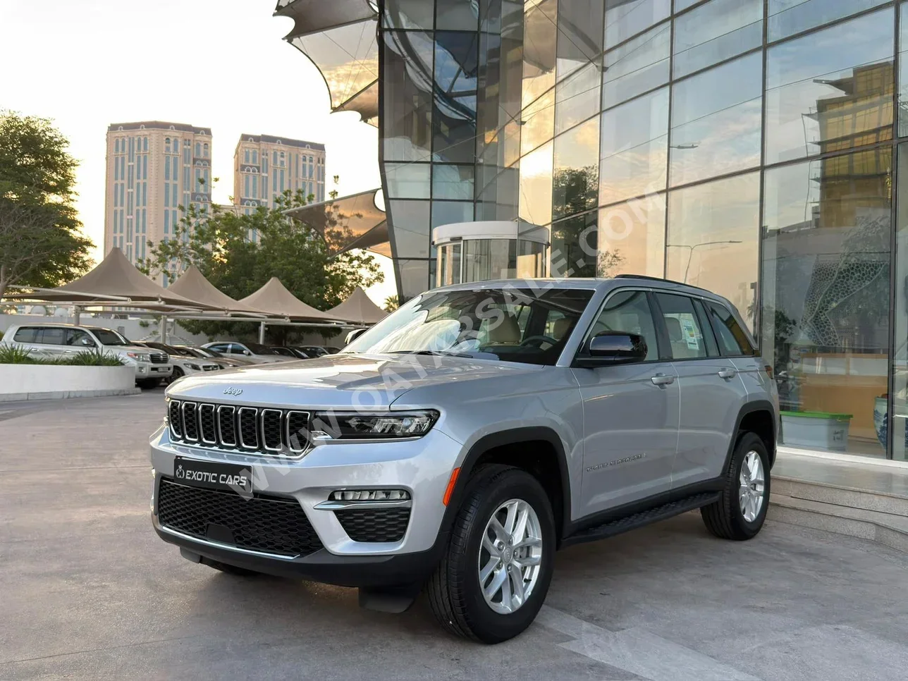 Jeep Grand Cherokee Laredo 2025 Automatic 0 Km 6 Cylinder Four Wheel Drive (4WD) SUV Silver With Warranty
