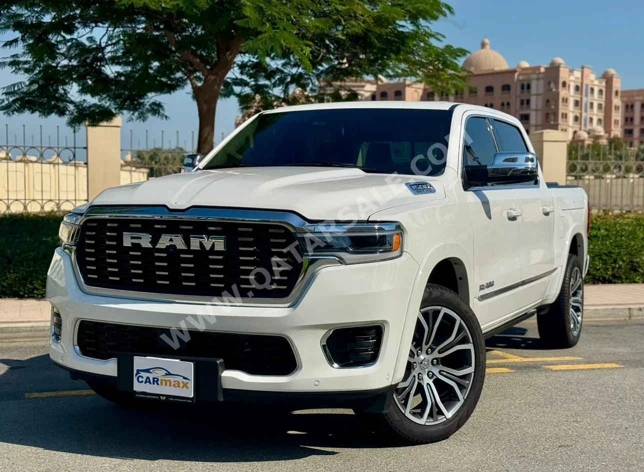 دودج رام تنكستين 2025 اوتوماتيك 8,000 كم 6 سلندر دفع رباعي بيكب أبيض تحت الضمان