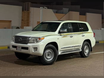 تويوتا  لاند كروزر  في اكس ار  2013  اوتوماتيك  362,000 كم  8 سلندر  دفع رباعي  اس يو في  أبيض