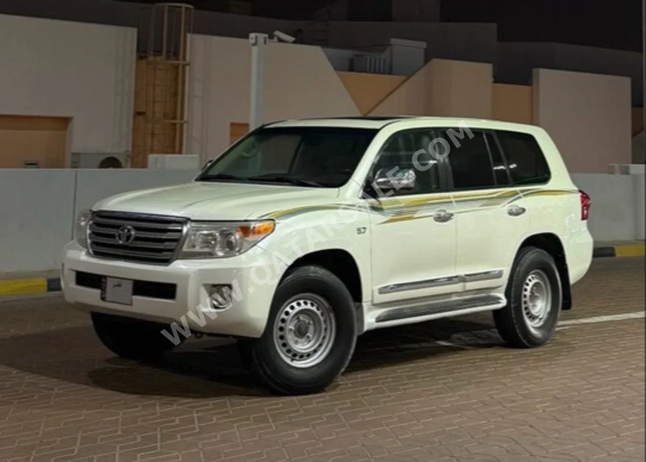 Toyota  Land Cruiser  VXR  2013  Automatic  362,000 Km  8 Cylinder  Four Wheel Drive (4WD)  SUV  White
