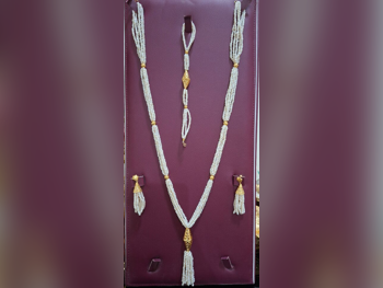 الذهب نصف طقم  البحرين  نسائي  حسب القطعة ( ديزاينرز)  18.4 غرام  طبيعة  ذهب أصفر  عيار 21