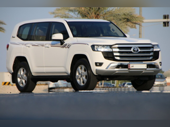 تويوتا  لاند كروزر  جي اكس ار توين توربو  2022  اوتوماتيك  124,000 كم  6 سلندر  دفع رباعي  اس يو في  أبيض