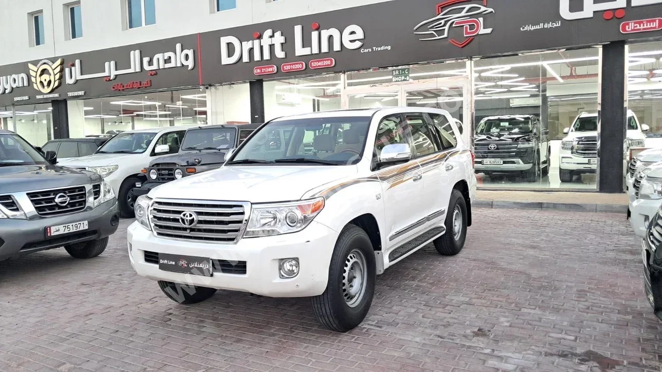 تويوتا لاند كروزر في اكس ار 2013 اوتوماتيك 370,000 كم 8 سلندر دفع رباعي اس يو في أبيض