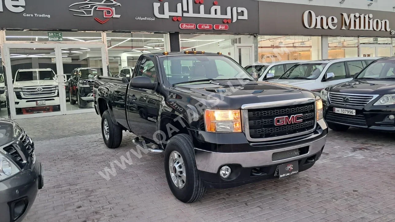GMC  Sierra  2500 HD  2011  Automatic  300,000 Km  8 Cylinder  Four Wheel Drive (4WD)  Pick Up  Black