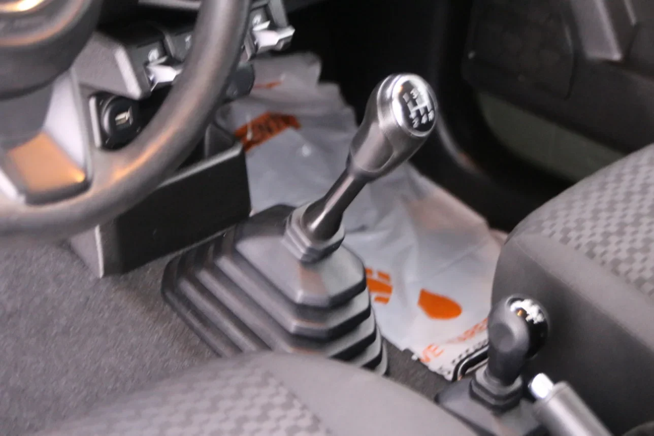 سوزوكي  جمني  2021  عادي  104,000 كم  4 سلندر  دفع رباعي  اس يو في  أخضر زيتوني  تحت الضمان