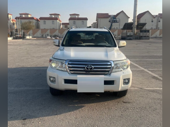 تويوتا  لاند كروزر  في اكس ار  2011  اوتوماتيك  316,695 كم  8 سلندر  دفع رباعي  اس يو في  أبيض