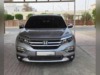 Honda  Pilot  Touring  2016  Automatic  147,000 Km  6 Cylinder  All Wheel Drive (AWD)  SUV  Blue and Gray