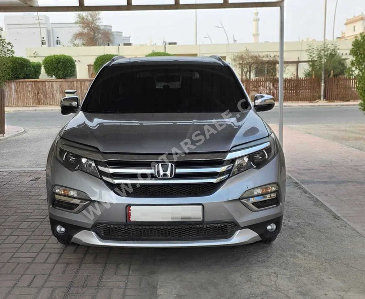 Honda  Pilot  Touring  2016  Automatic  147,000 Km  6 Cylinder  All Wheel Drive (AWD)  SUV  Blue and Gray