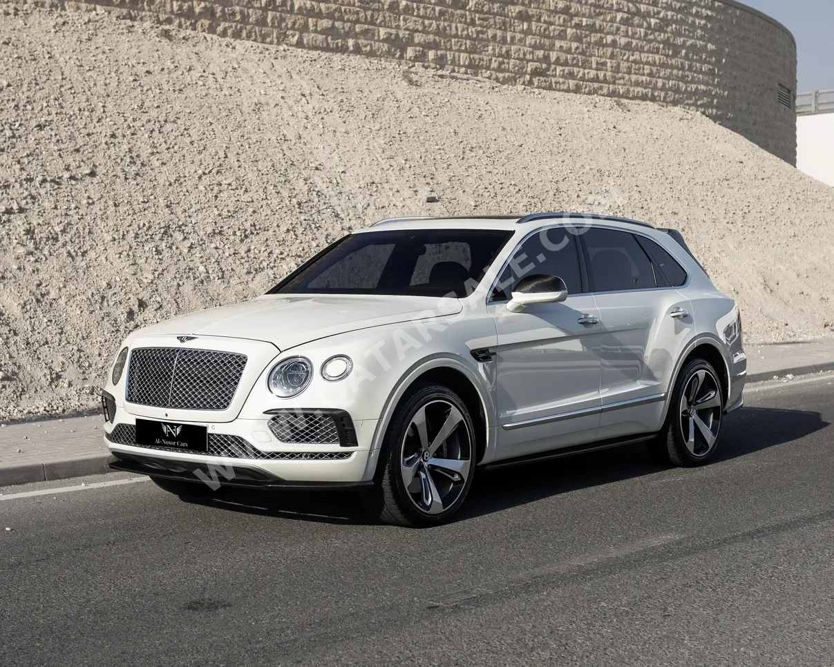 بنتلي بينتايجا 2017 اوتوماتيك 99,000 كم 12 سلندر دفع رباعي اس يو في أبيض