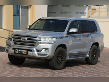 تويوتا  لاند كروزر  جي اكس ار  2017  اوتوماتيك  300,000 كم  8 سلندر  دفع رباعي  اس يو في  فضي