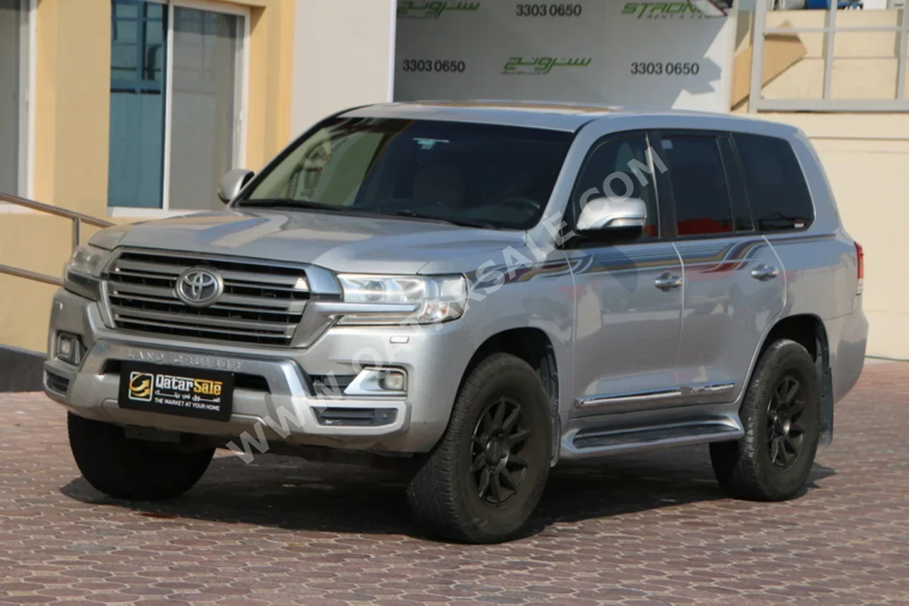 Toyota  Land Cruiser  GXR  2017  Automatic  300,000 Km  8 Cylinder  Four Wheel Drive (4WD)  SUV  Silver
