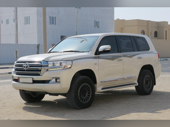 تويوتا  لاند كروزر  في اكس ار  2017  اوتوماتيك  177,000 كم  8 سلندر  دفع رباعي  اس يو في  أبيض