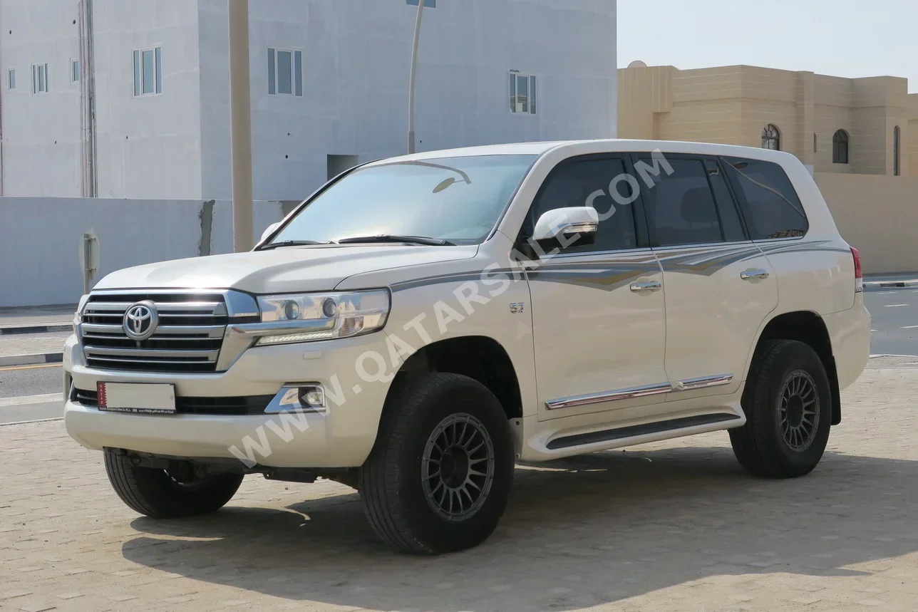 Toyota Land Cruiser VXR 2017 Automatic 177,000 Km 8 Cylinder Four Wheel Drive (4WD) SUV White