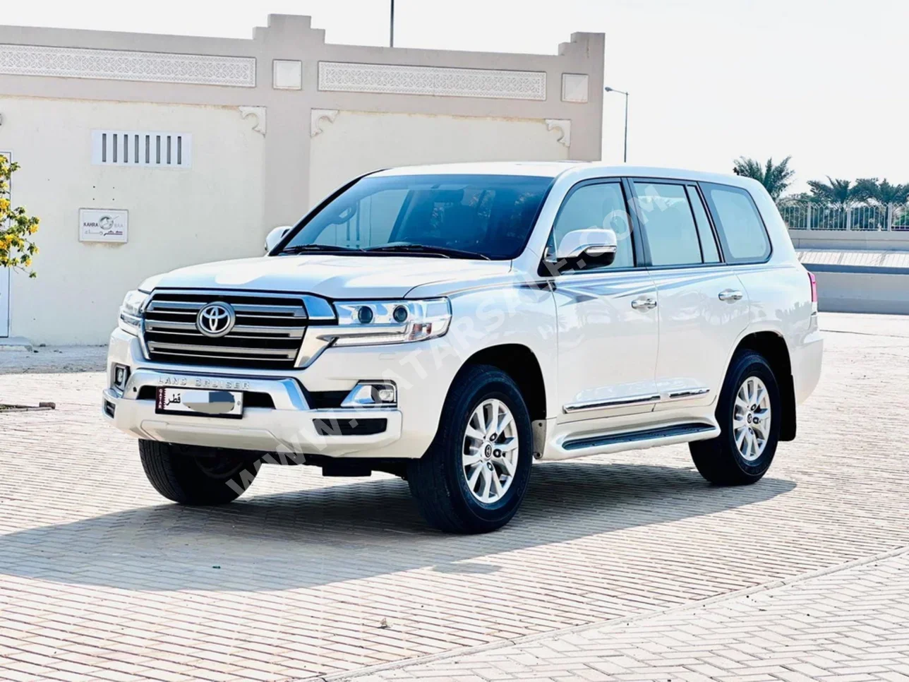 Toyota Land Cruiser GXR 2018 Automatic 194,000 Km 8 Cylinder Four Wheel Drive (4WD) SUV White