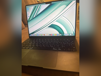 أجهزة الكمبيوتر المحمولة ابل - ماك بوك برو مقاس 13 إنش 2024 - أسود - نظام التشغيل ماك او اس - أبل - ام 3 ماكس -الذاكرة (رام): 24 جيجابابت