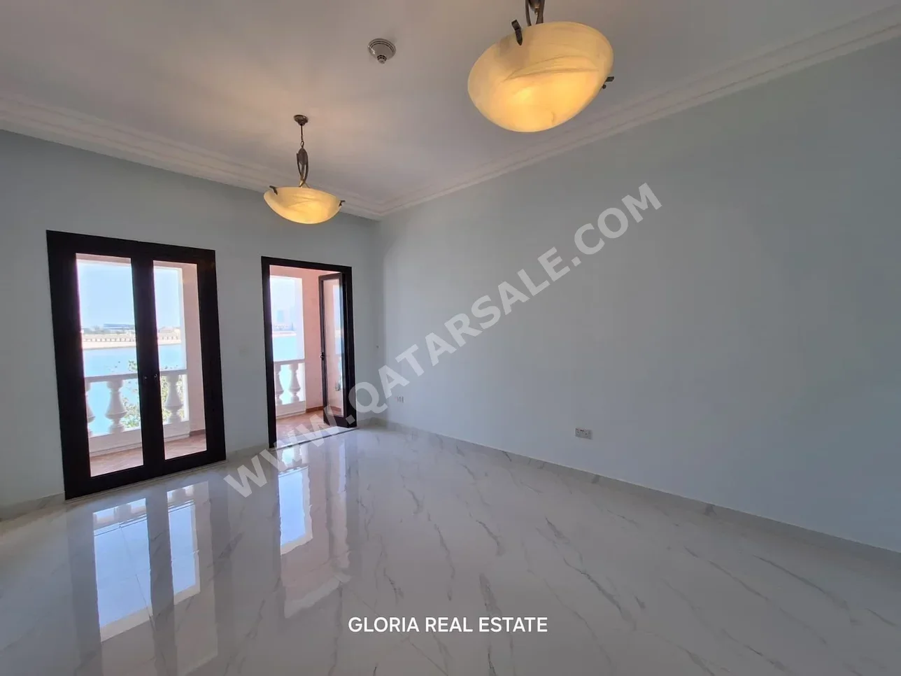 Townhouse  - Semi Furnished  - Doha  - The Pearl  - 2 Bedrooms