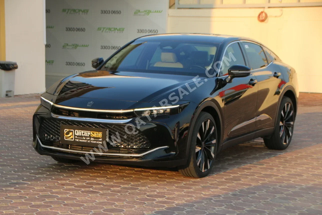 Toyota  Crown  Hybrid  2023  Automatic  11,000 Km  4 Cylinder  Front Wheel Drive (FWD)  Sedan  Black  With Warranty