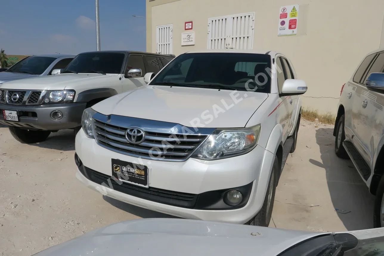 تويوتا  فورشنر  2015  اوتوماتيك  26,000 كم  4 سلندر  دفع رباعي  اس يو في  أبيض