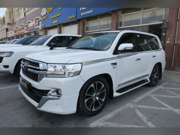 تويوتا  لاند كروزر  في اكس أس  2017  اوتوماتيك  180,000 كم  8 سلندر  دفع رباعي  اس يو في  أبيض