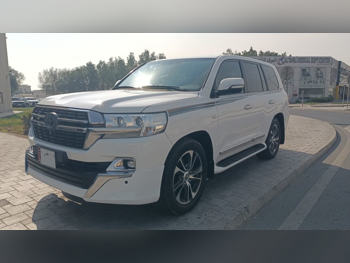 تويوتا  لاند كروزر  في اكس ار  2021  اوتوماتيك  81,000 كم  8 سلندر  دفع رباعي  اس يو في  أبيض