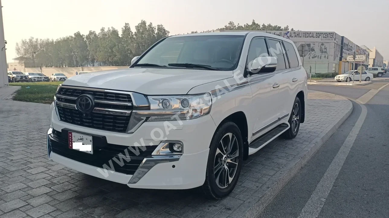 Toyota  Land Cruiser  VXR  2021  Automatic  81,000 Km  8 Cylinder  Four Wheel Drive (4WD)  SUV  White